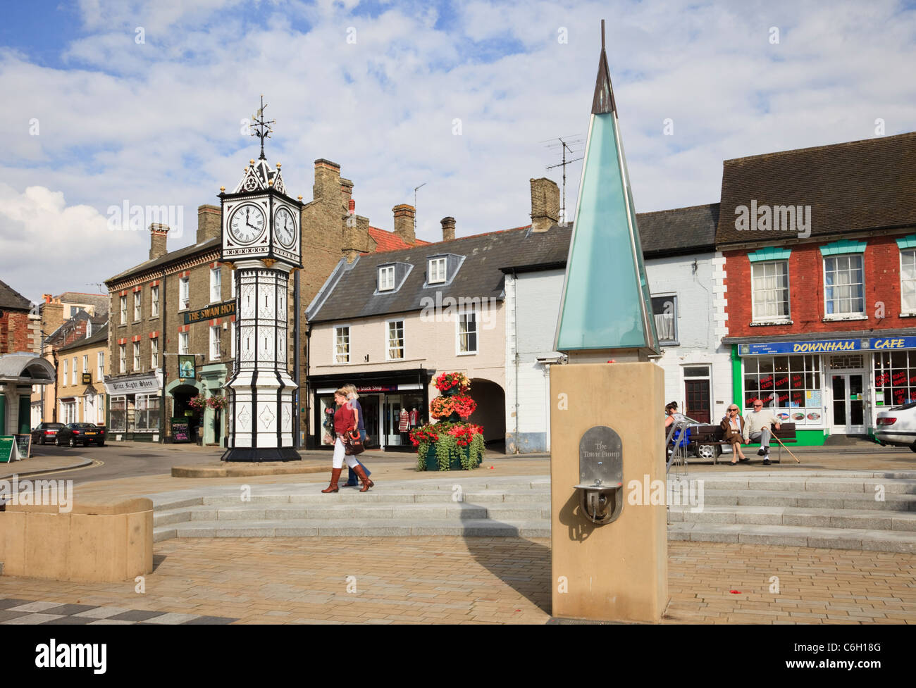 Marktplatz mit Wasserpumpe und verzierten alten öffentliche Uhr von James Scott 1878. Downham Market, Norfolk, England, Großbritannien, Großbritannien Stockfoto