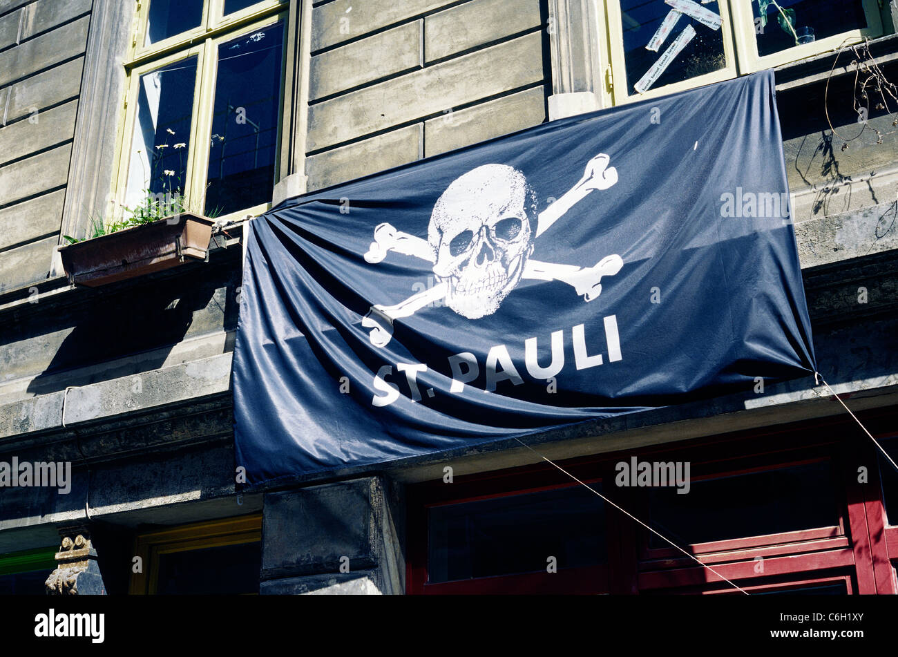 Unterstützer-Flag des Fußballvereins FC Sankt Pauli außerhalb eines Fensters in Sankt Pauli Bezirk von Hamburg. Stockfoto