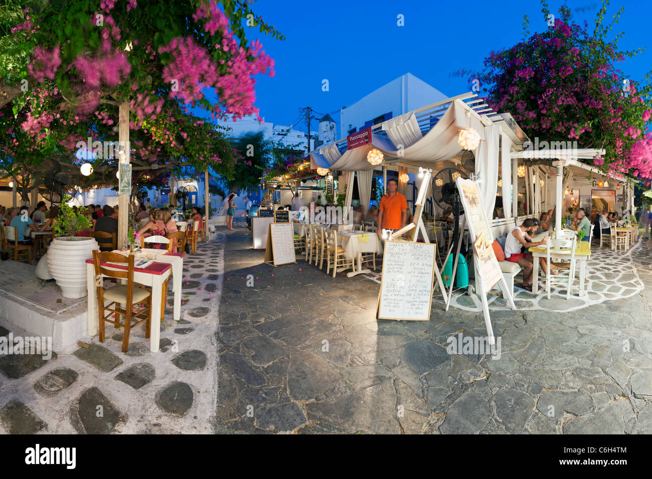 Restaurants in der Altstadt, Mykonos (Chora), Kykladen, Griechenland, Europa Stockfoto