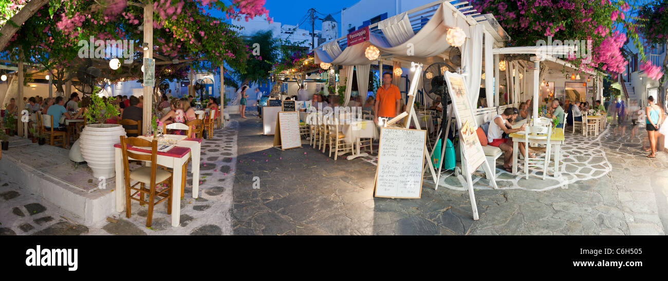 Restaurants in der Altstadt, Mykonos (Chora), Kykladen, Griechenland, Europa Stockfoto