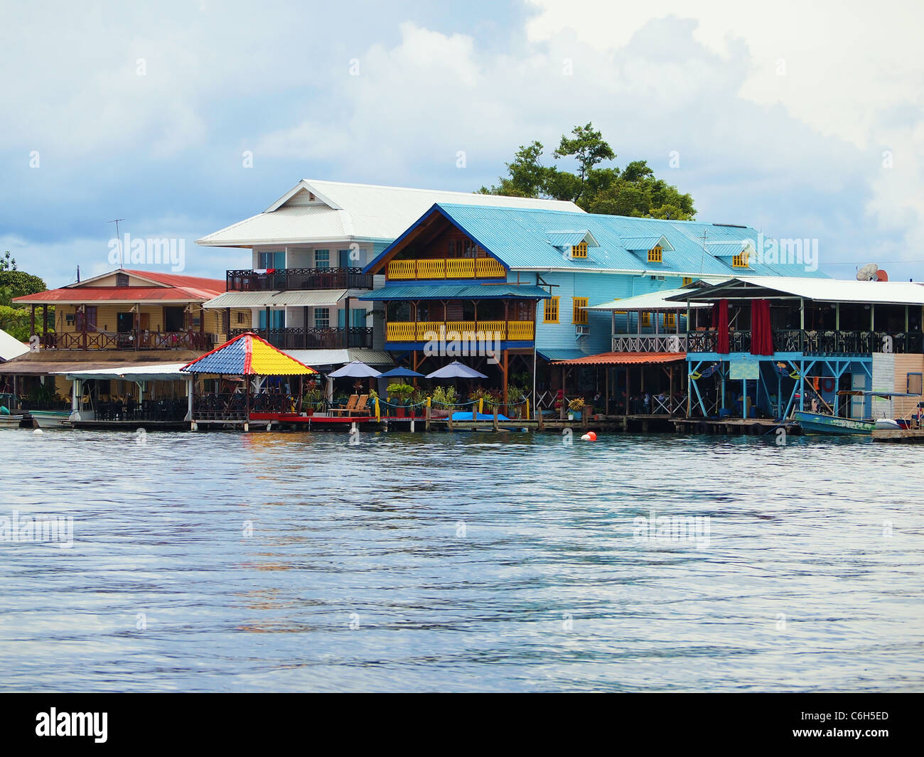 Karibik Hotels und Restaurants über dem Wasser, Doppelpunkt Insel, Mittelamerika, Bocas del Toro, Panama Stockfoto
