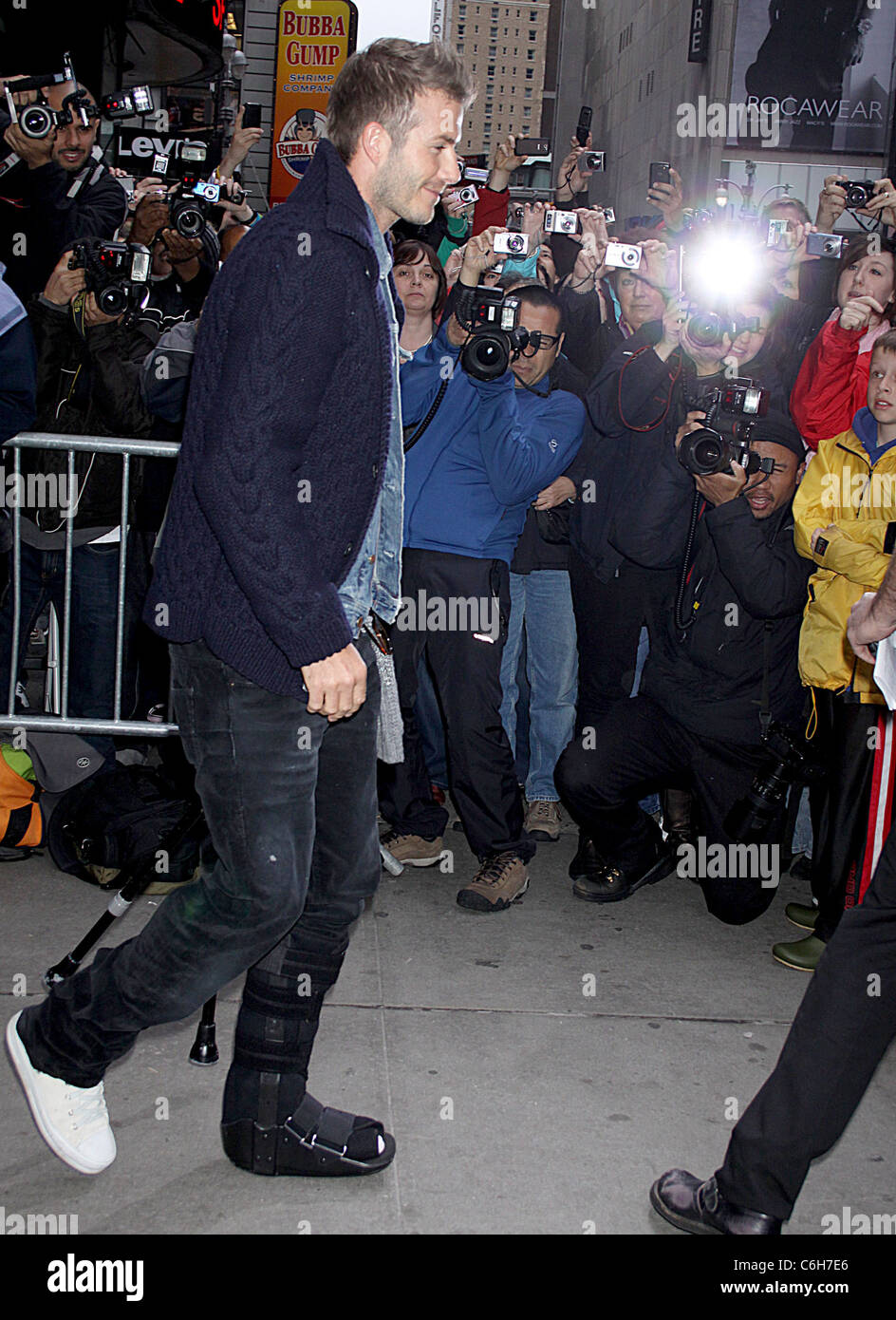 David Beckham verlassen ABC Times Square Studios nach seinem Interview auf "Good Morning America" mit Hilfe einer Krücke neu Stockfoto