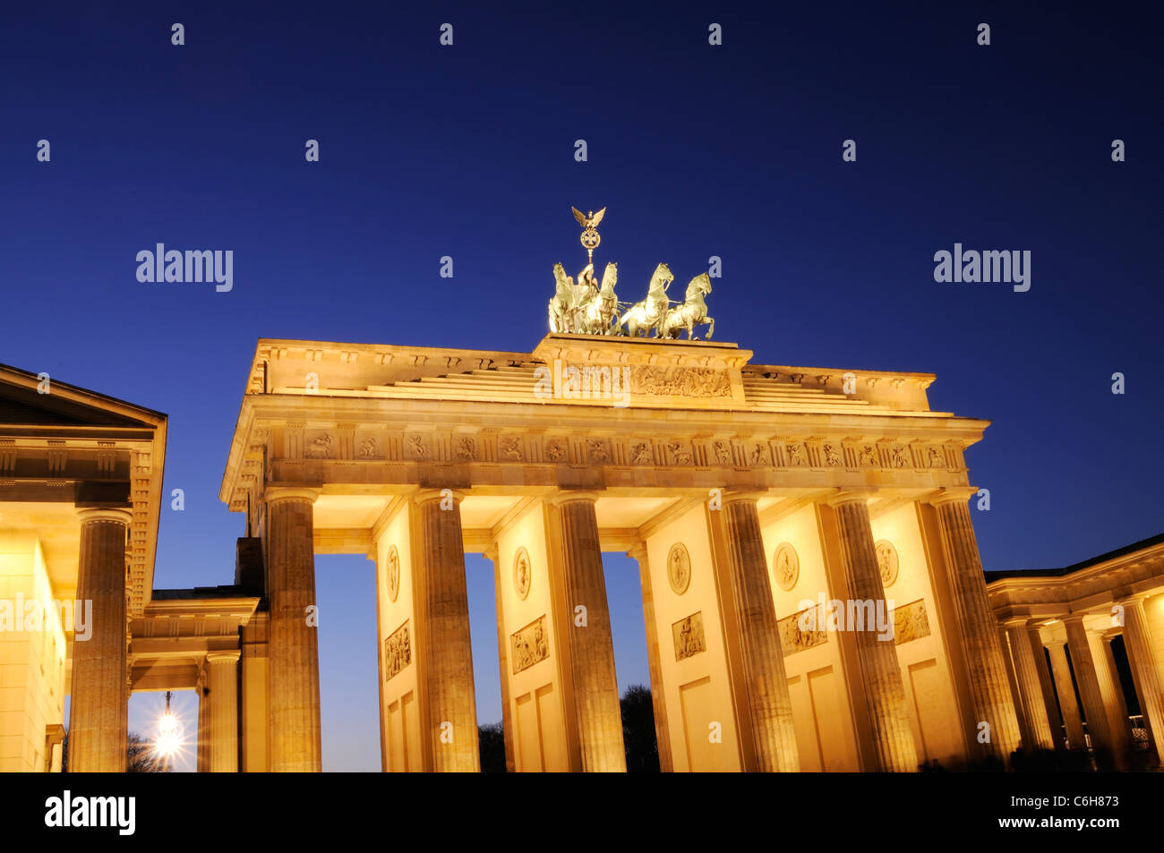 Das Brandenburger Tor bei Nacht, Berlin, Deutschland Stockfoto