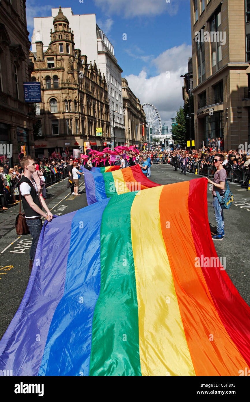 Riesige Regenbogenfahne am Manchester Gay Pride Parade, Manchester, England Stockfoto