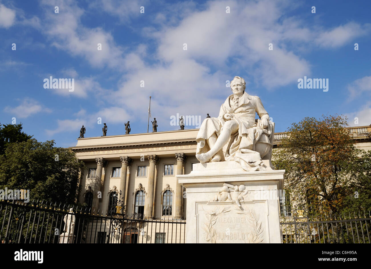 Statue von Alexander von Humboldt außerhalb der Humboldt Universität in Berlin, Deutschland. Stockfoto