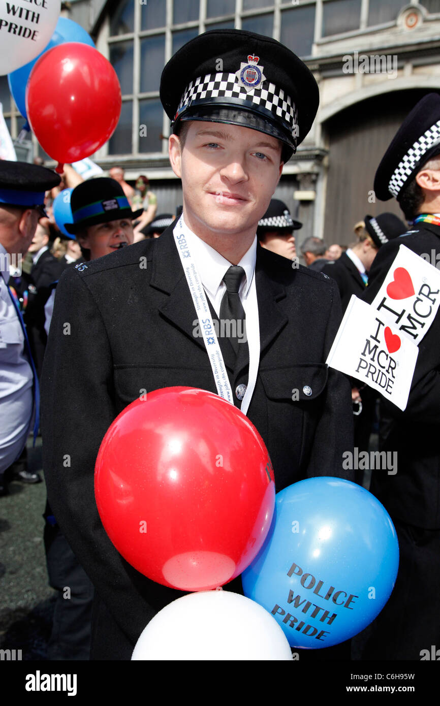 Polizist mit Luftballons in der Gay-Polizei-Gruppe bei Manchester Gay Pride Parade, Manchester, England Stockfoto
