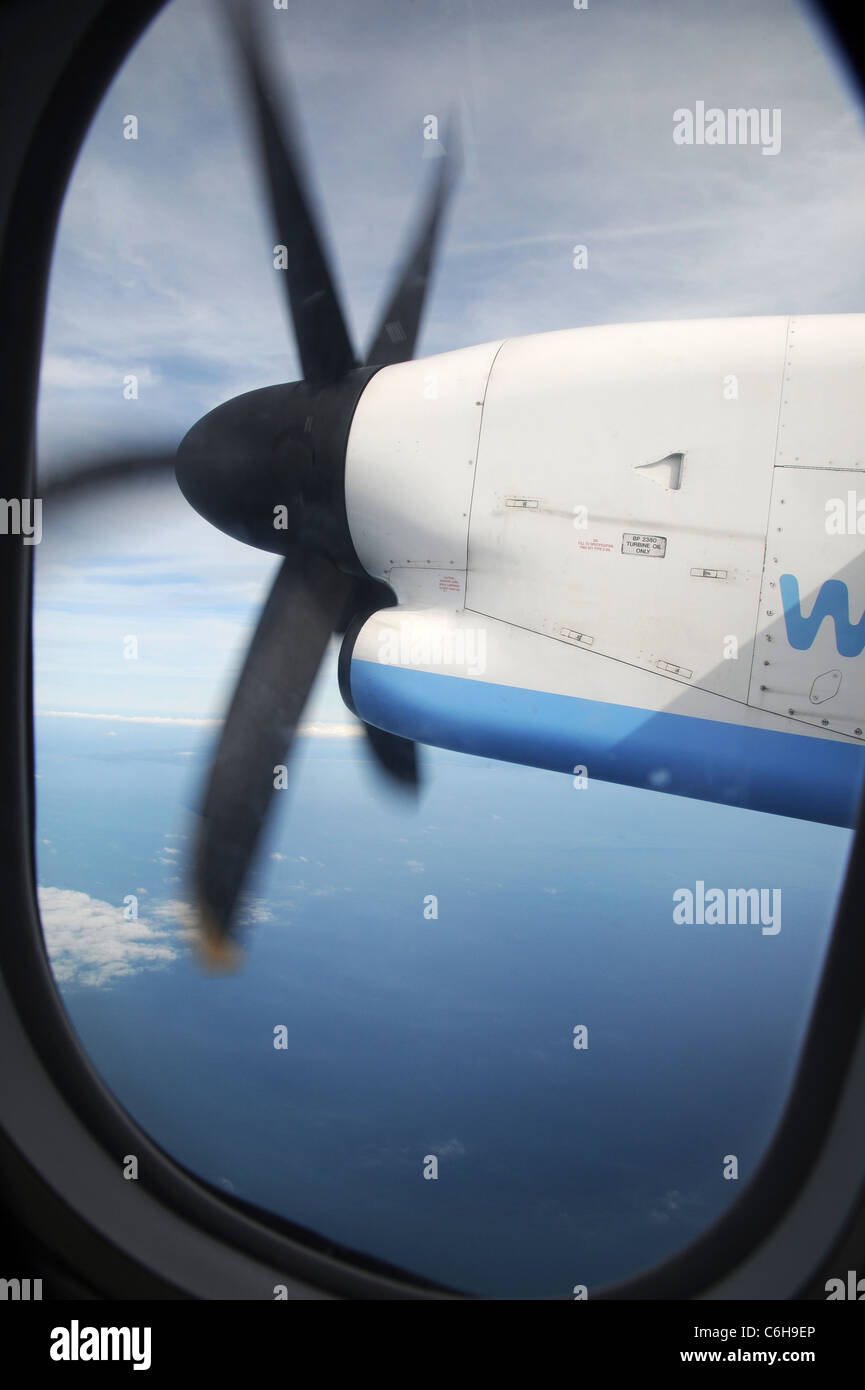 Ansicht von Steuerbord PW123C Motor von Platz 10D auf einem FlyBe Bombardier Dash-8 200 Flugzeuge, hoch über dem Ärmelkanal. Stockfoto