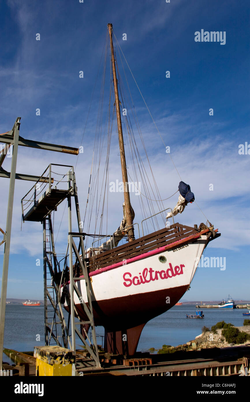 Ein Boot in der Saldhana Bay Trockendocks repariert wird Stockfoto