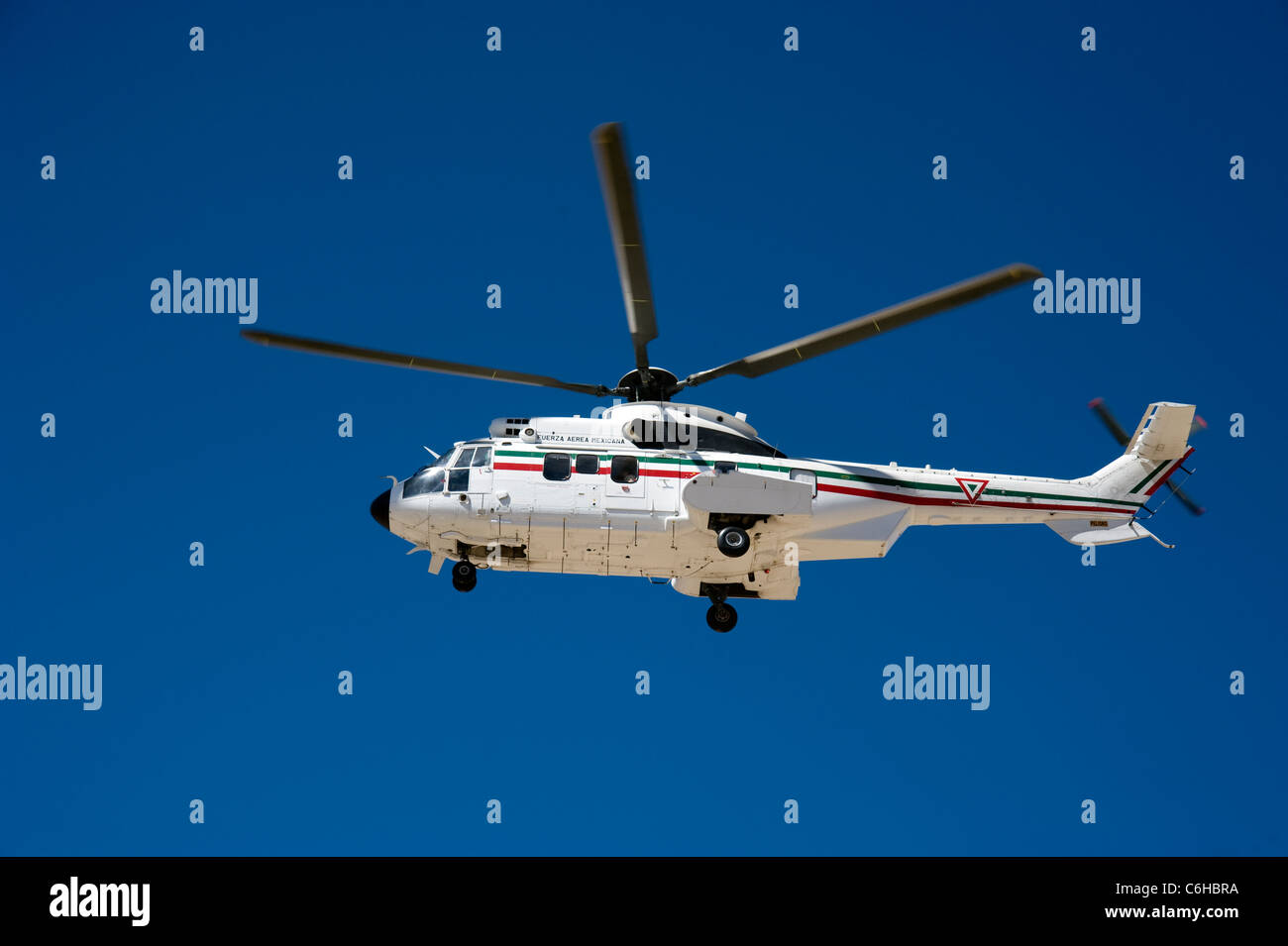 Mexikanische Luftwaffe Hubschrauber im Flug Stockfoto