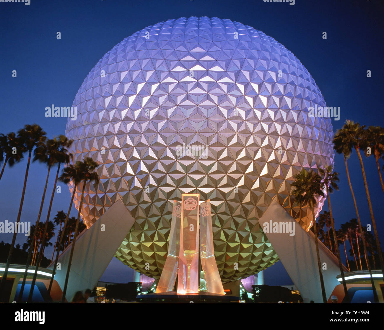Space Mountain bei Dämmerung, Epcot Center, Walt Disney World, Orlando, Florida, Vereinigte Staaten von Amerika Stockfoto