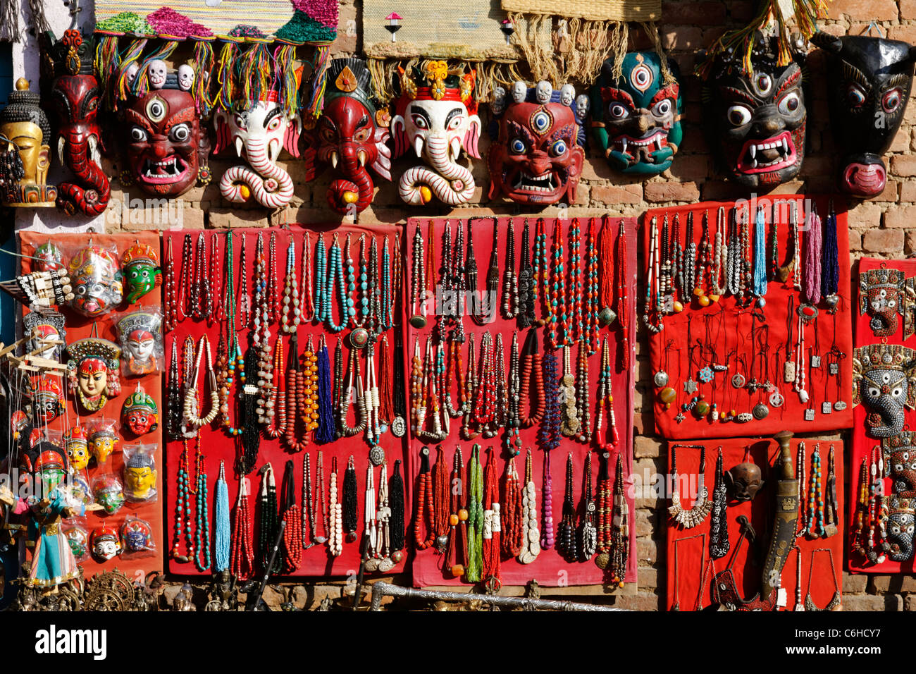 Souvenirs auf dem Display in einem Geschäft, Kathmandu, Nepal Stockfoto