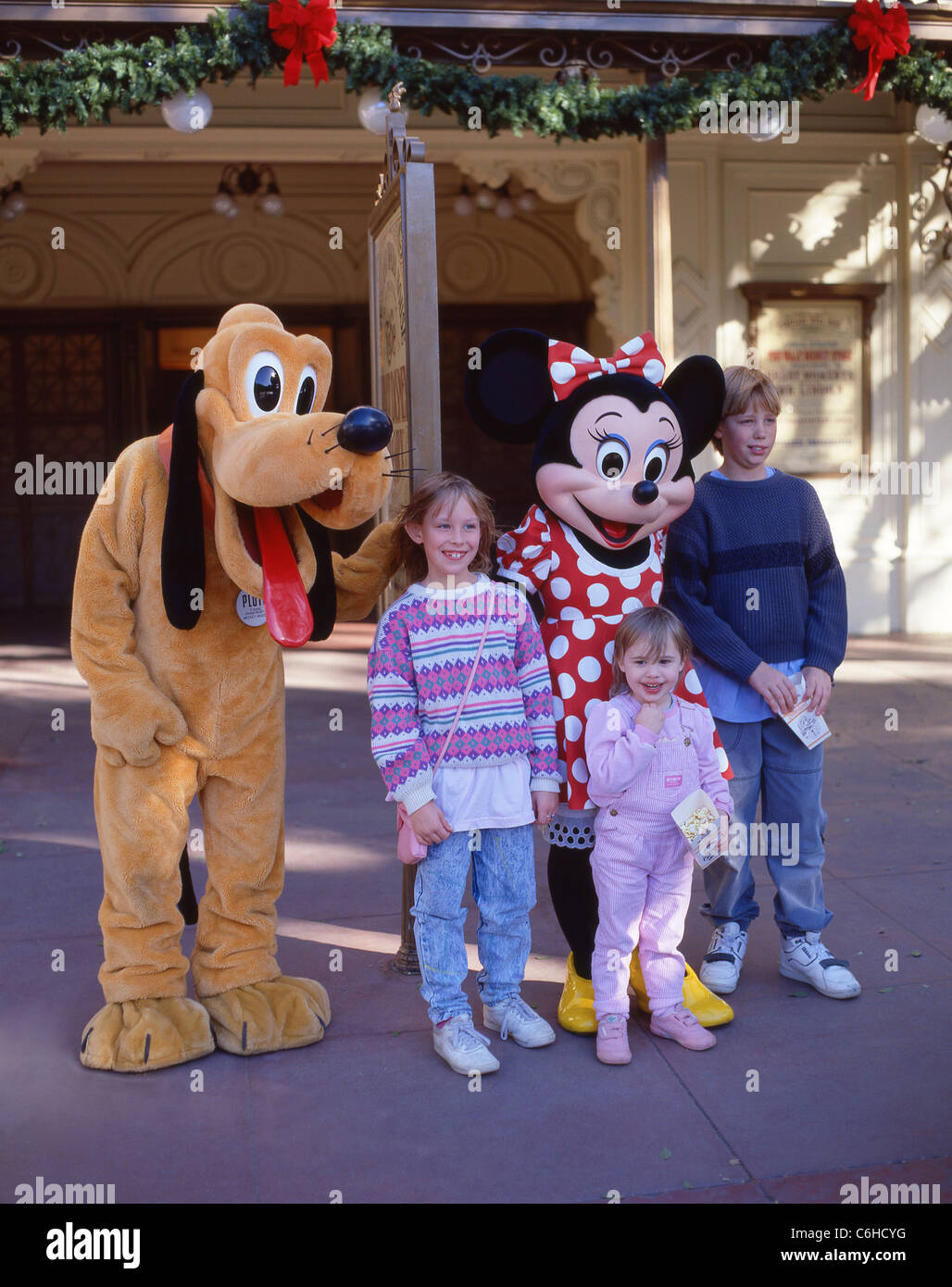 Kinder mit Pluto und Minnie-Figuren, Fantasyland, Disneyland, Anaheim, California, Vereinigte Staaten von Amerika Stockfoto