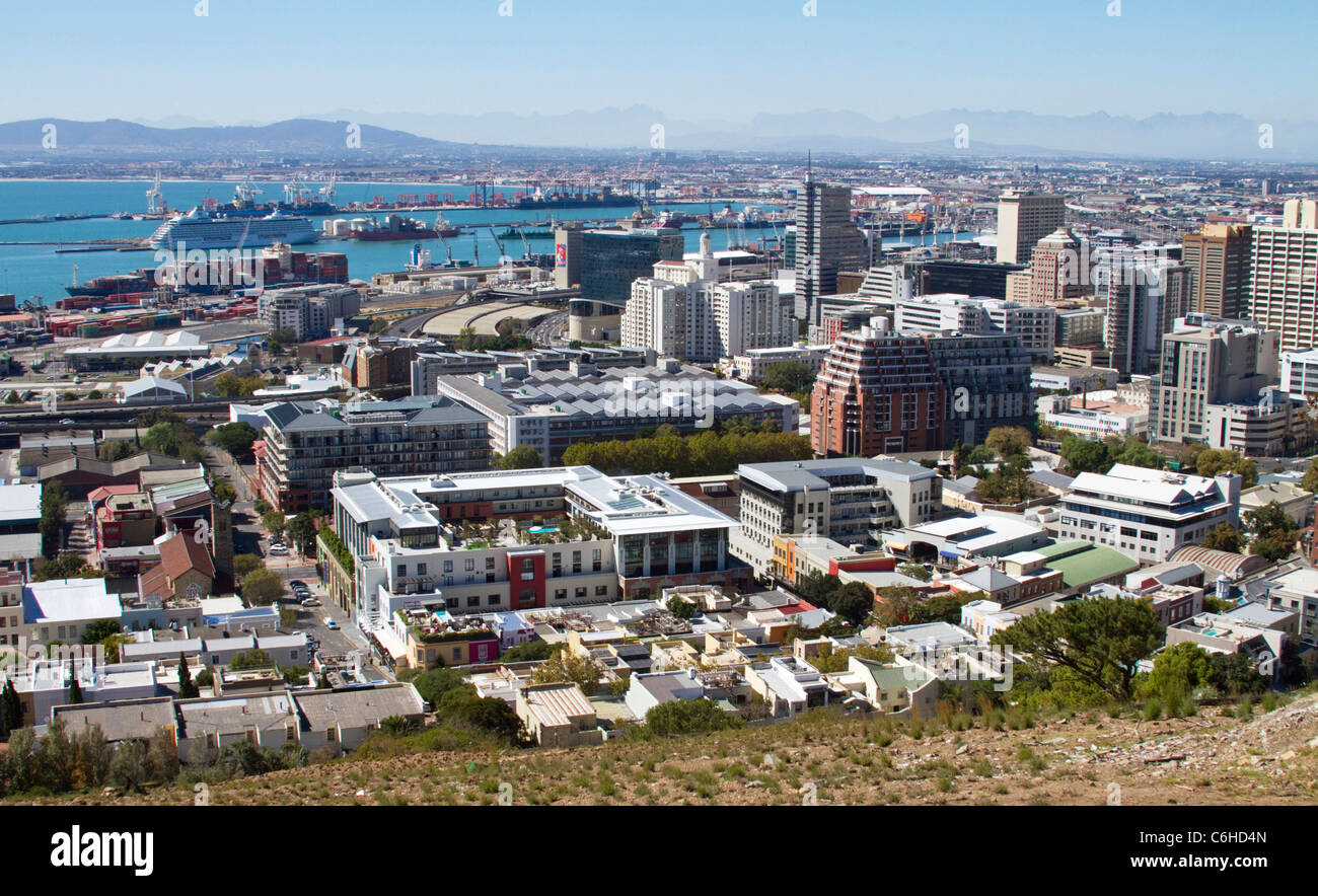 Blick auf Kapstadt Stadtzentrum und dem Hafen in der Ferne mit einem großen Ozeandampfer Stockfoto