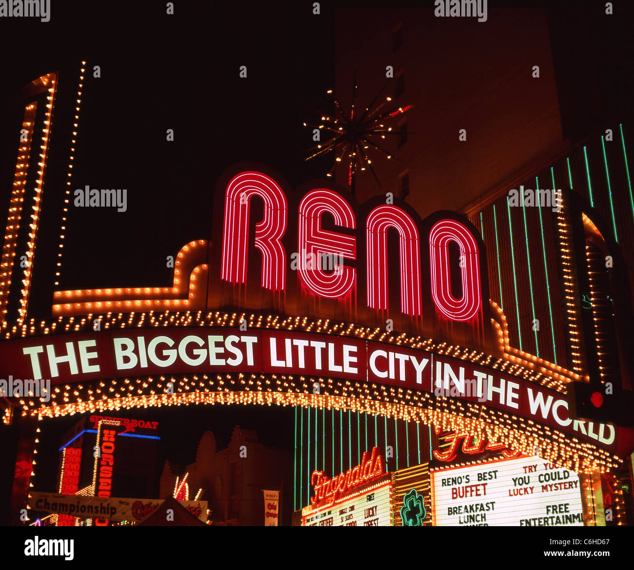 "Die größte Kleinstadt der Welt" Virginia Street Bogen Zeichen in der Nacht, in der Innenstadt, Reno, Nevada, Vereinigte Staaten von Amerika Stockfoto