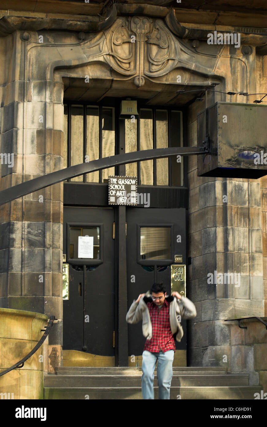 Haupteingang der Glasgow School of Art, Schottland, entworfen von Charles Rennie Mackintosh (vor dem verheerenden Bränden 2014 und 2018) Stockfoto