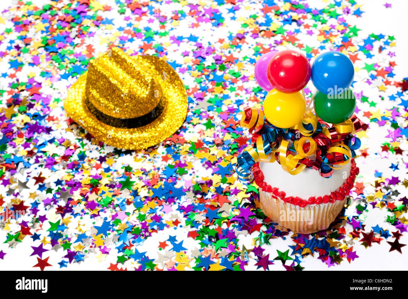 Cupcake, Hut und Konfetti auf Party Stockfoto