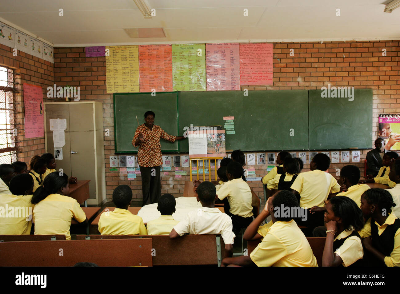 Kinder im Grundschulalter unterrichtet ein Lehrer in einem Klassenzimmer Stockfoto