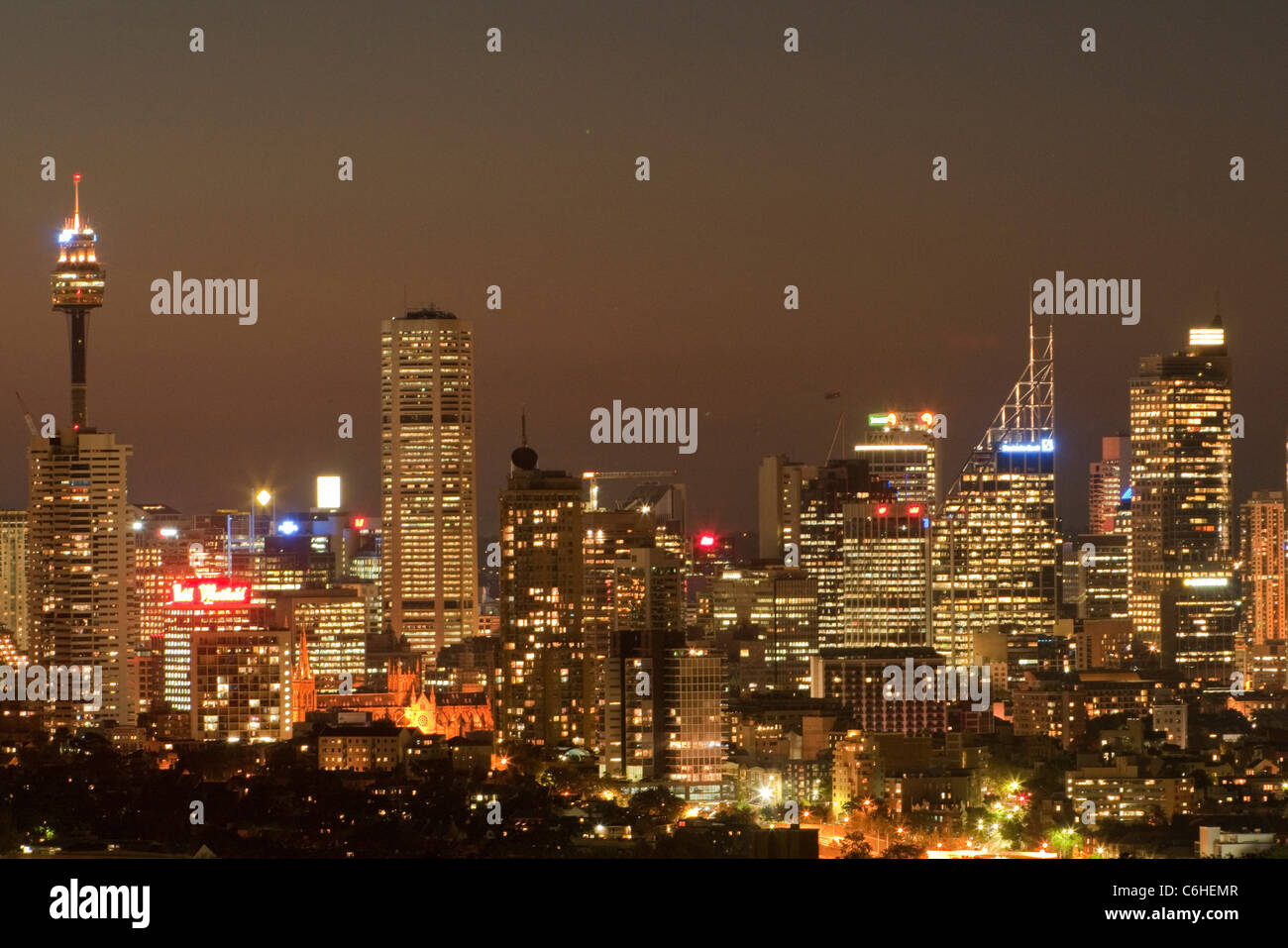 Blick auf Sydney bei Nacht von Bondi Junction Stockfoto