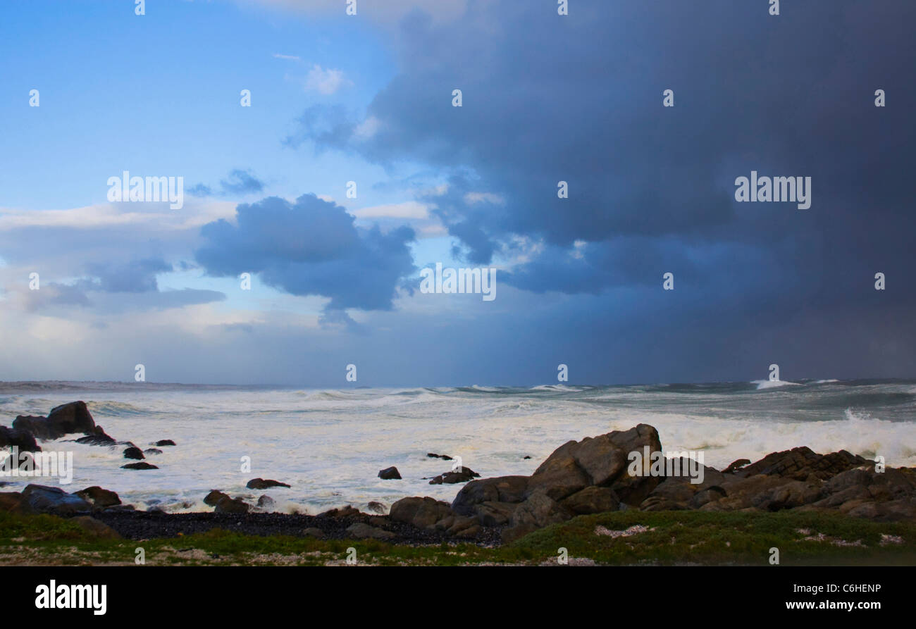 Kaltfront über dem Ozean Stockfoto