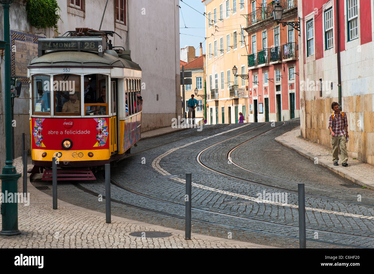 Straßenbahn in einer Straße im Stadtteil Alfama, Lissabon, Portugal Stockfoto