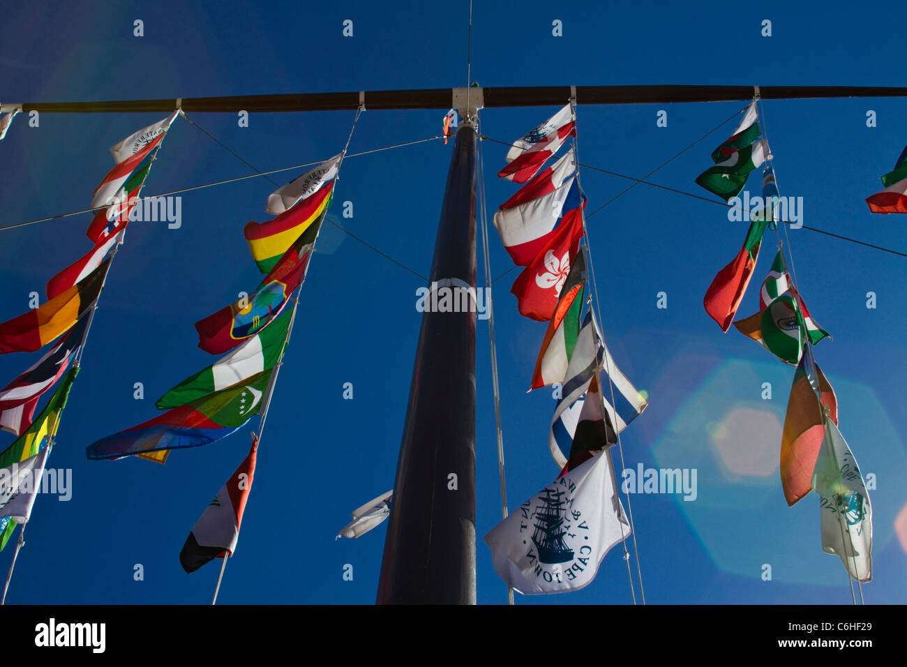 Flaggen auf einem hohen Fahnenmast in der V & A waterfront Stockfoto