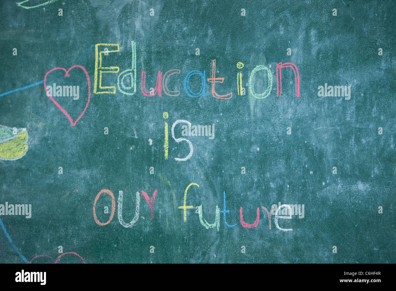 "Bildung ist unsere Zukunft" auf der Tafel von einer ländlichen Schule geschrieben Stockfoto