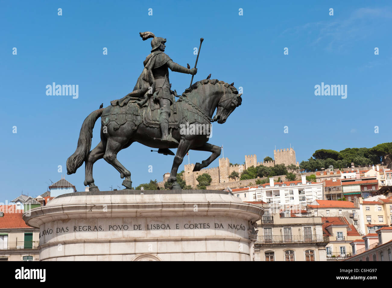 Reiterstandbild von König Joao I am Praça da Figueira und Castelo de São Jorge Schloss, Lissabon, Portugal Stockfoto