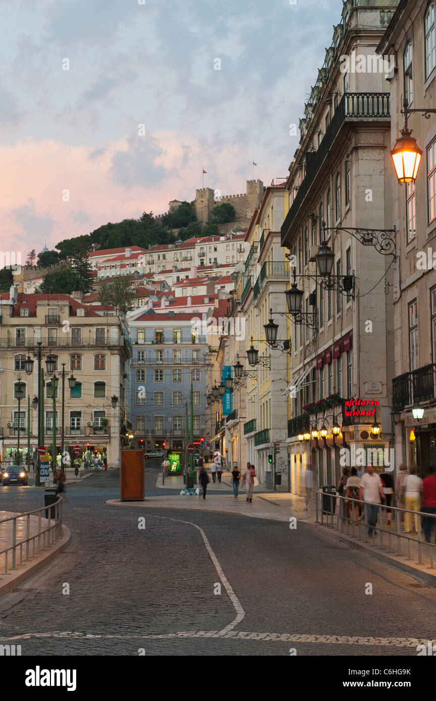 Praça da Figueira und Castelo de São Jorge Schloss bei Sonnenuntergang, Baixa Quartier, Lissabon, Portugal Stockfoto