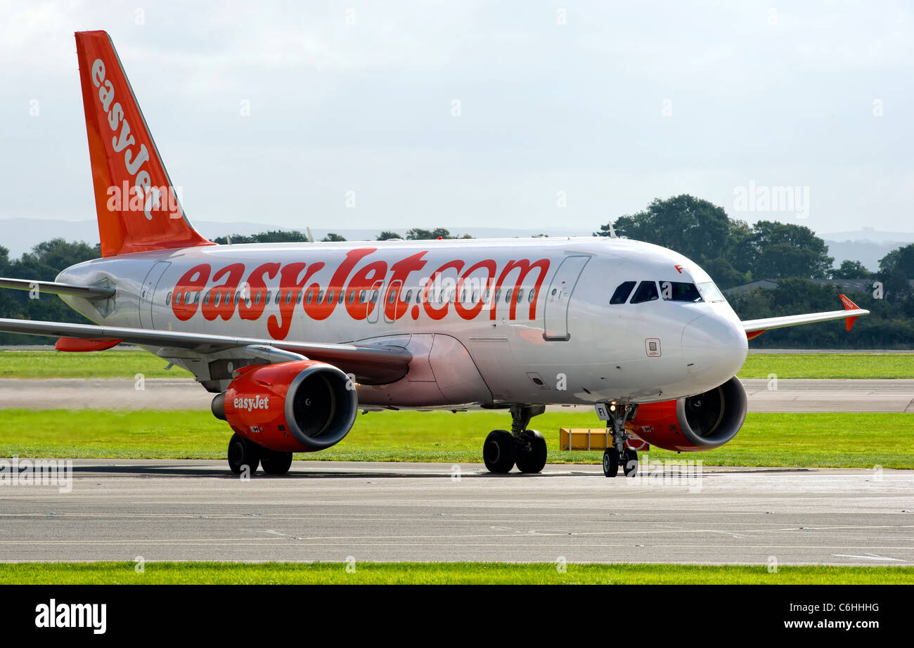 EasyJet Flugzeug vorbereiten abheben vom Flughafen Manchester, England Stockfoto