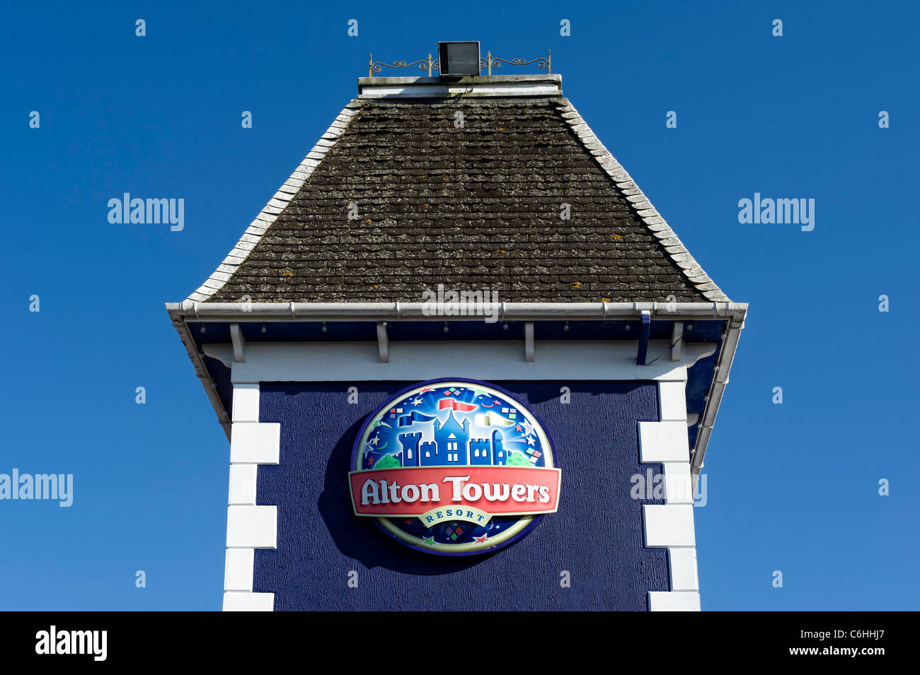 Turm am Haupteingang, Alton Towers Themenpark mit ihrem logo Stockfoto