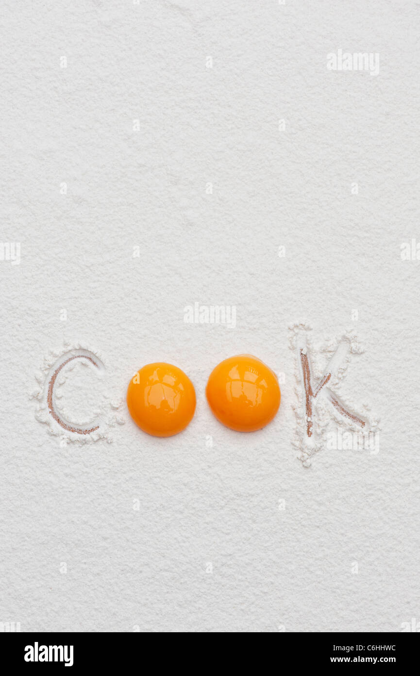 Das Wort Cook geschrieben in Mehl mit Eigelb Stockfoto