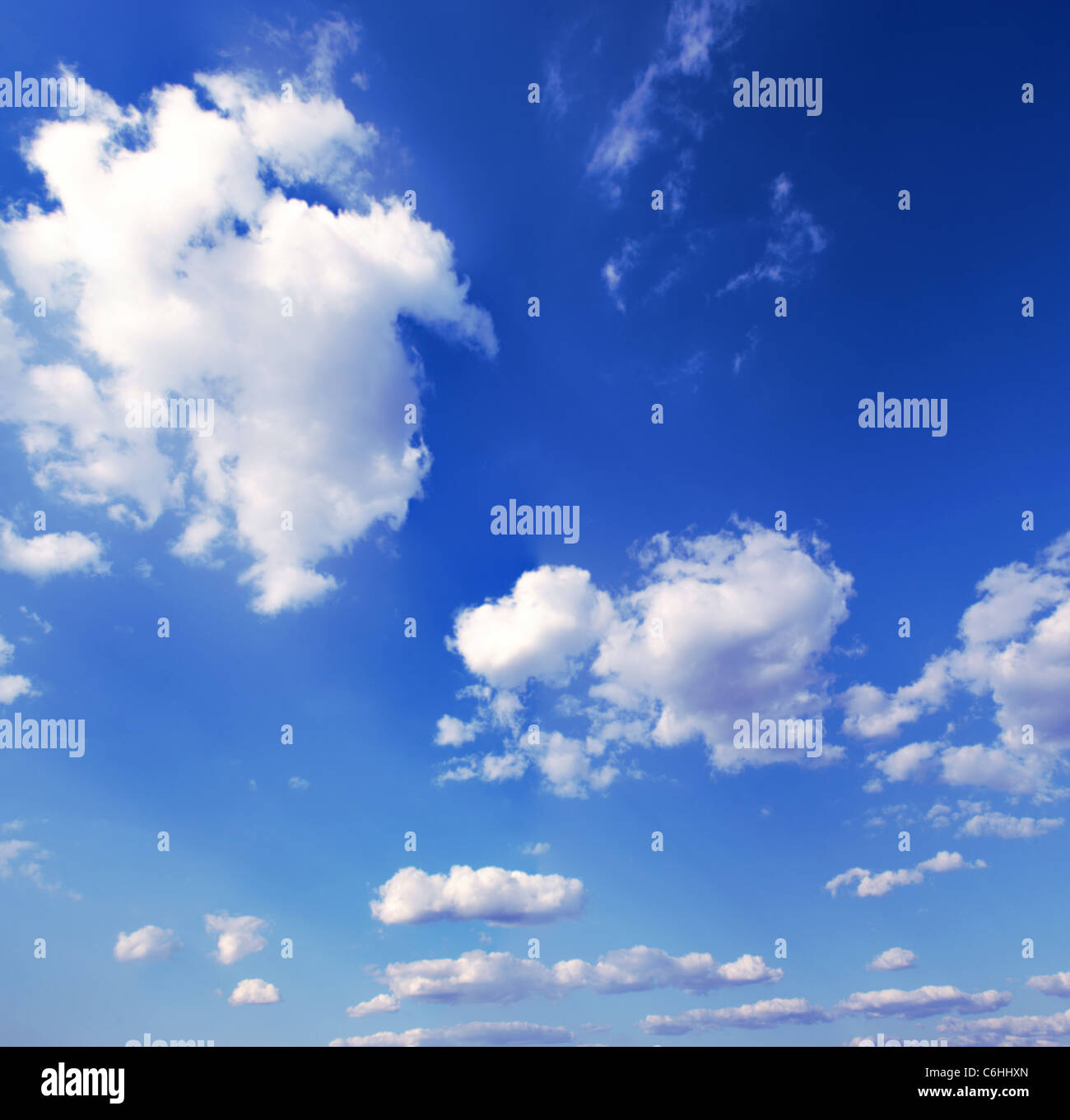Panorama blauen Himmel ist von weißen Wolken bedeckt. Stockfoto