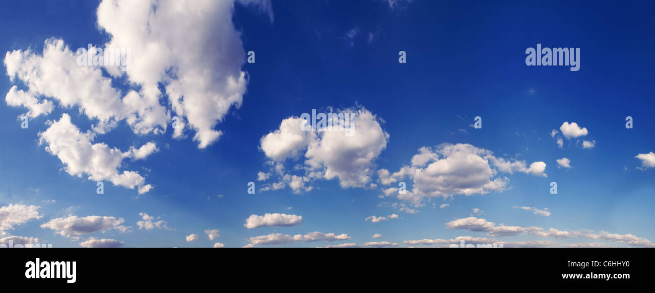 Panorama blauen Himmel ist von weißen Wolken bedeckt. Stockfoto
