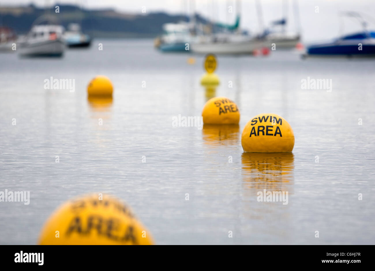 Gelben Bojen am Loe Strand, Cornwall bezeichnet Bereich Schwimmen im Meer Stockfoto