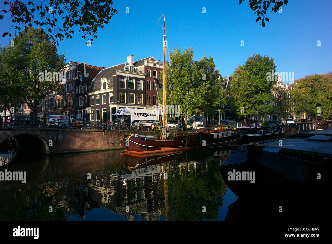 Frühmorgens am Brouwersgracht an der Kreuzung mit der Herengracht, Amsterdam Stockfoto