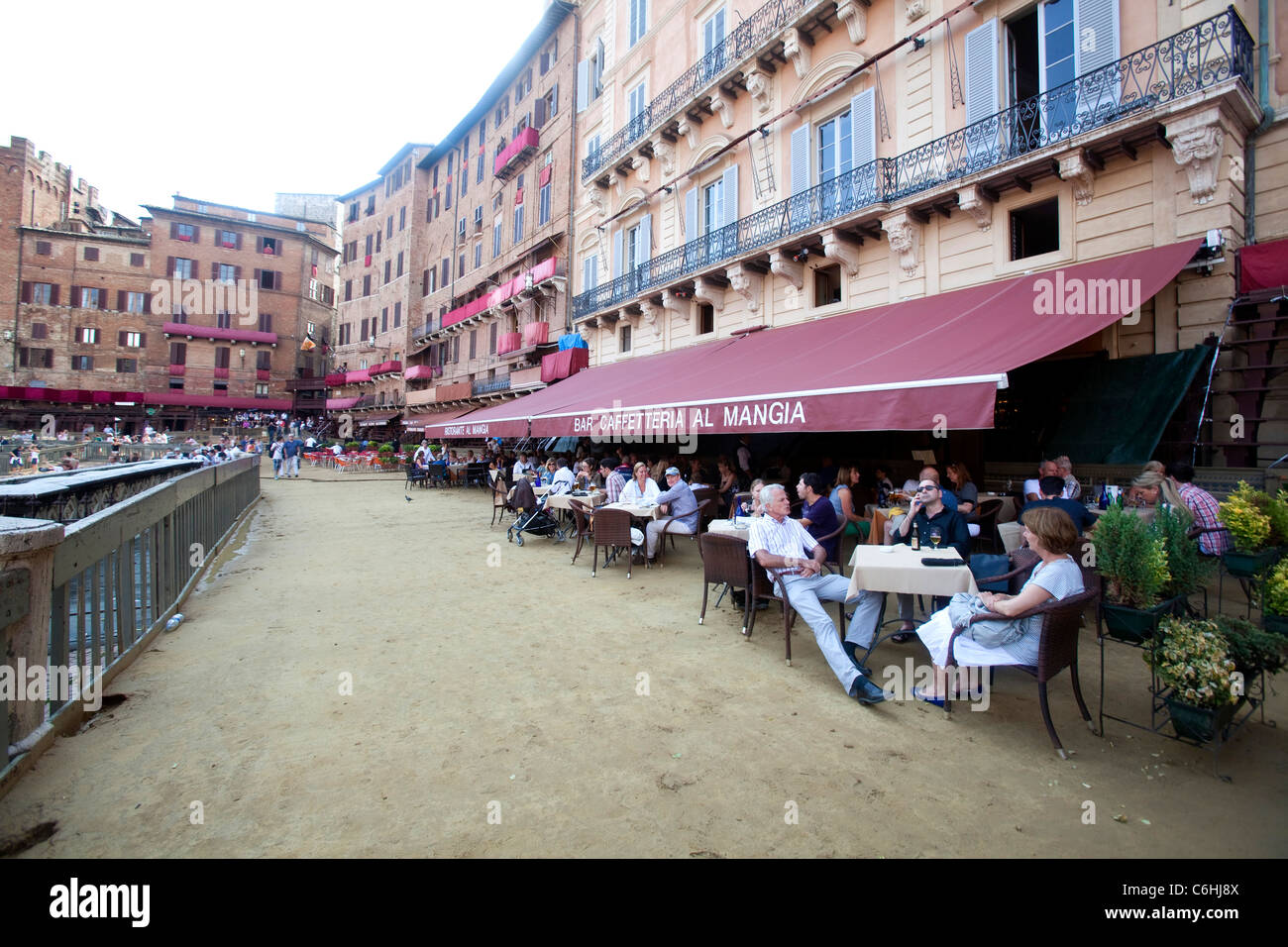Touristen sitzen an Bar und Restaurant in Piazza del Campo entfernt, Siena, Toskana, Italien Stockfoto