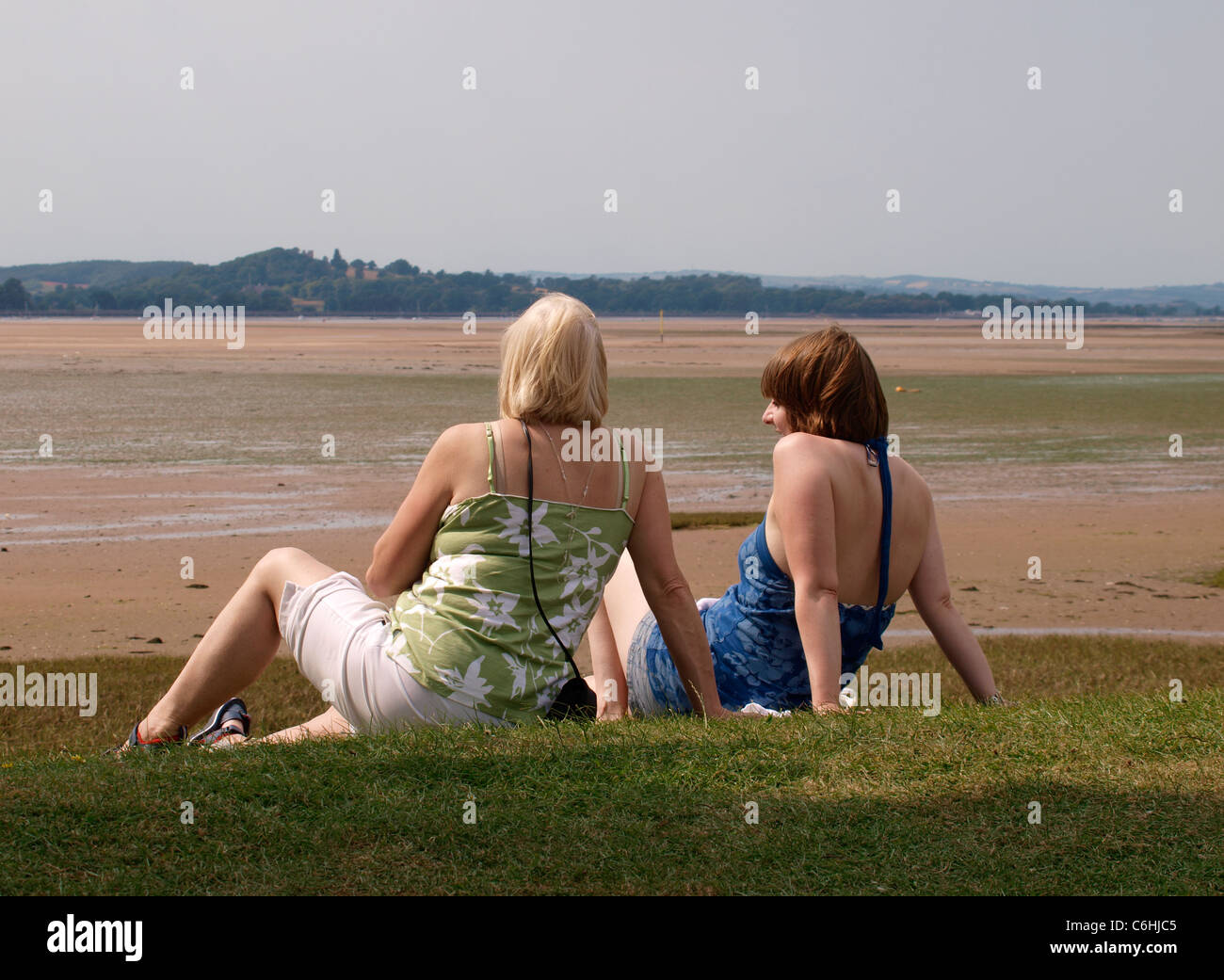 Zwei Frauen mittleren Alters saßen zusammen, Devon, UK Stockfoto
