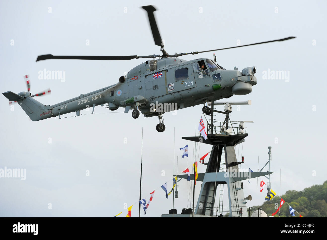 Royal Navy Lynx Hubschrauber manövrieren in den Himmel über dem Fluss Dart in Dartmouth in Dartmouth Royal Regatta Stockfoto
