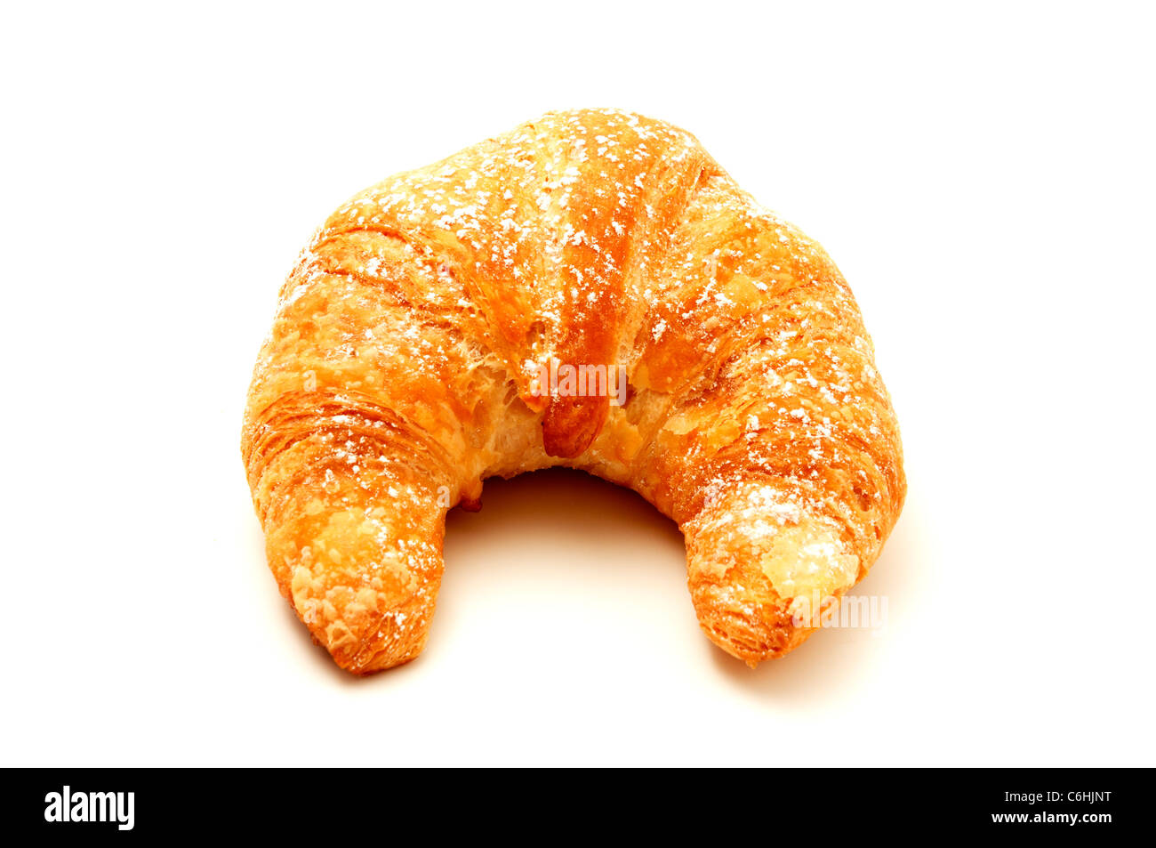 Croissant mit Puderzucker auf weißem Hintergrund Stockfoto