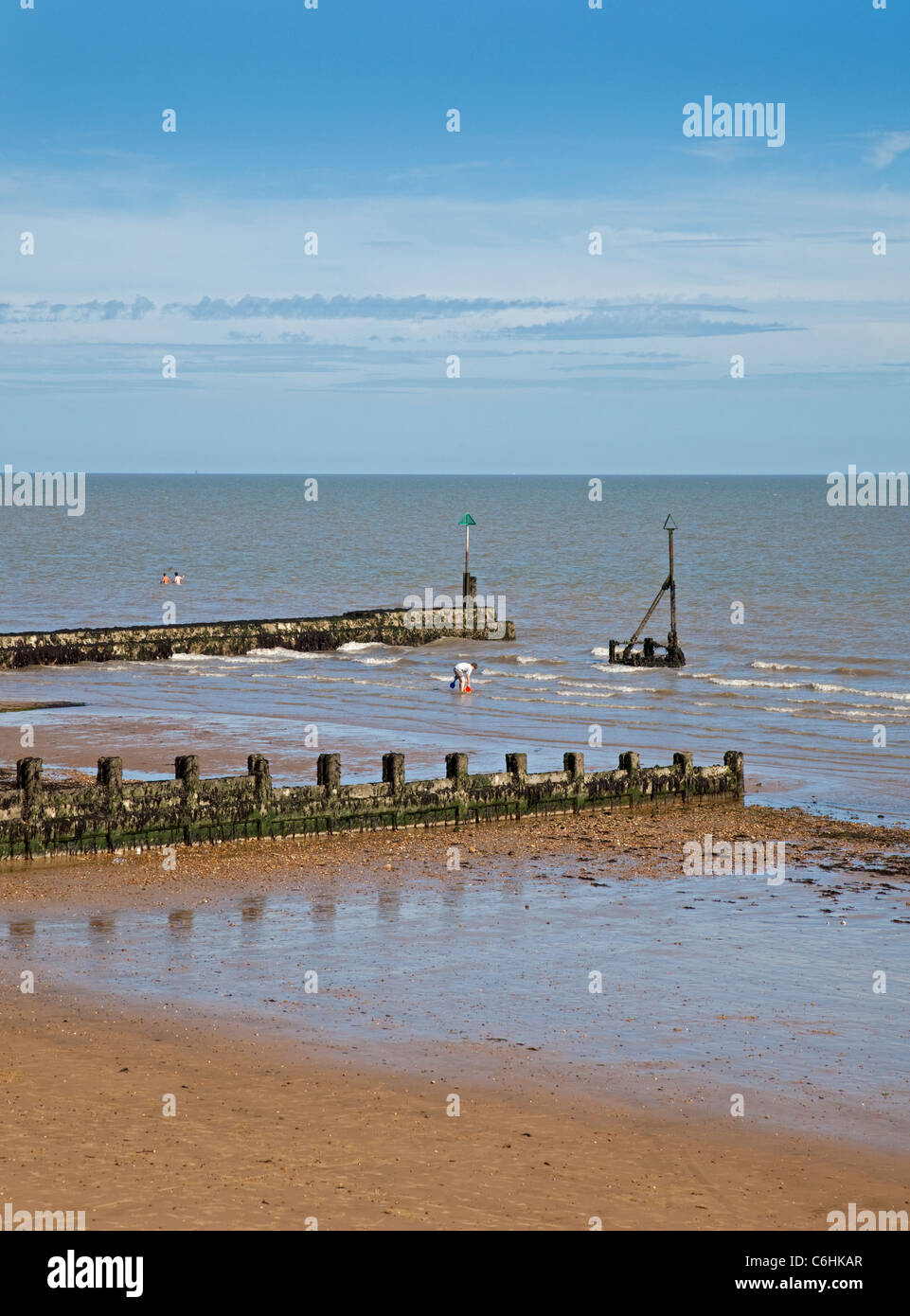 Strand bei Ebbe in Clacton on Sea, Essex, England Stockfoto