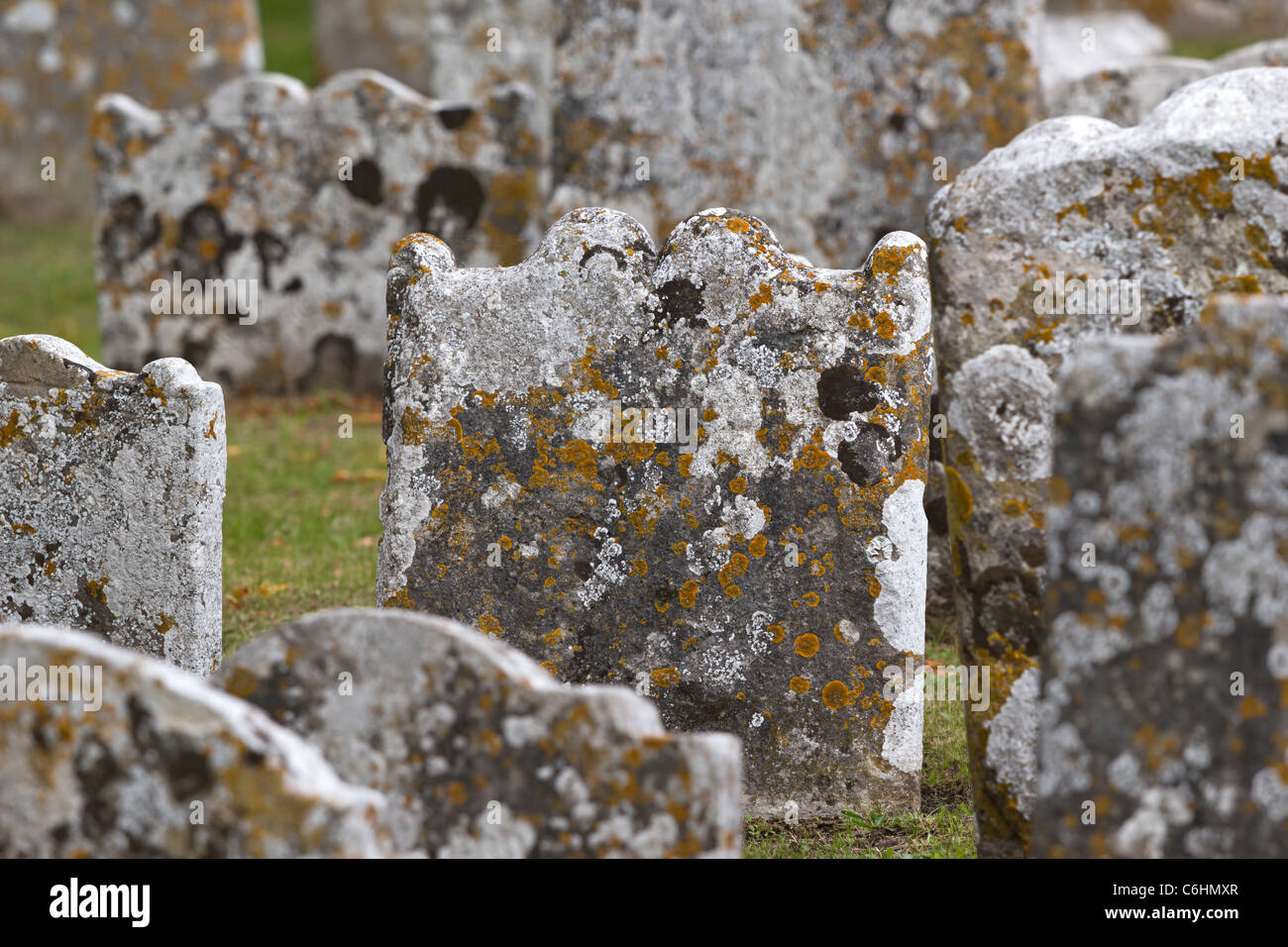 Grabsteine / Grabsteine / Grabsteine abgedeckt in Flechten und Moosen in englischen Kirchhof Stockfoto