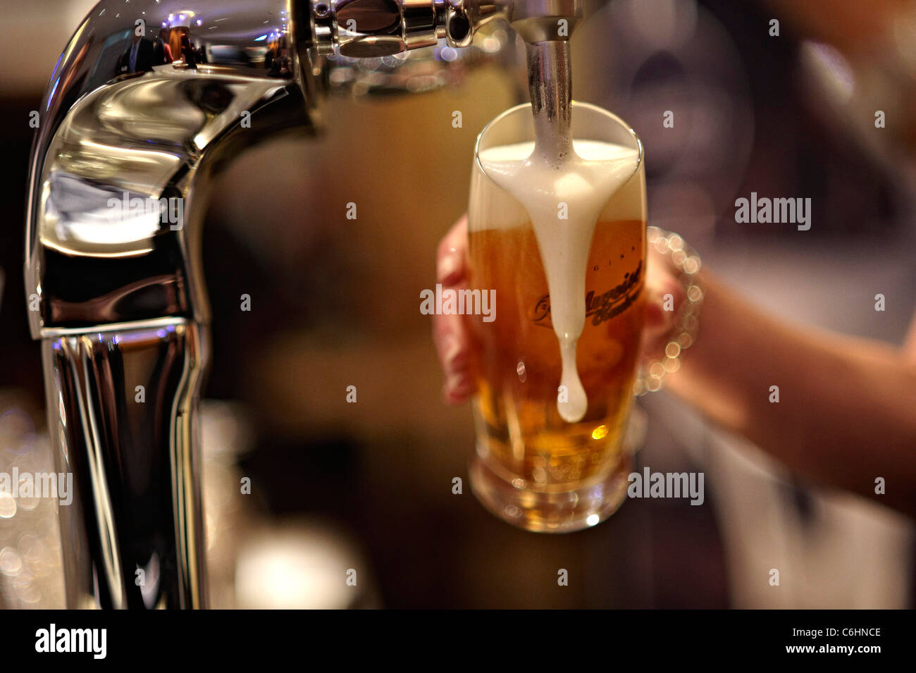 Bier in Strömen Stockfoto