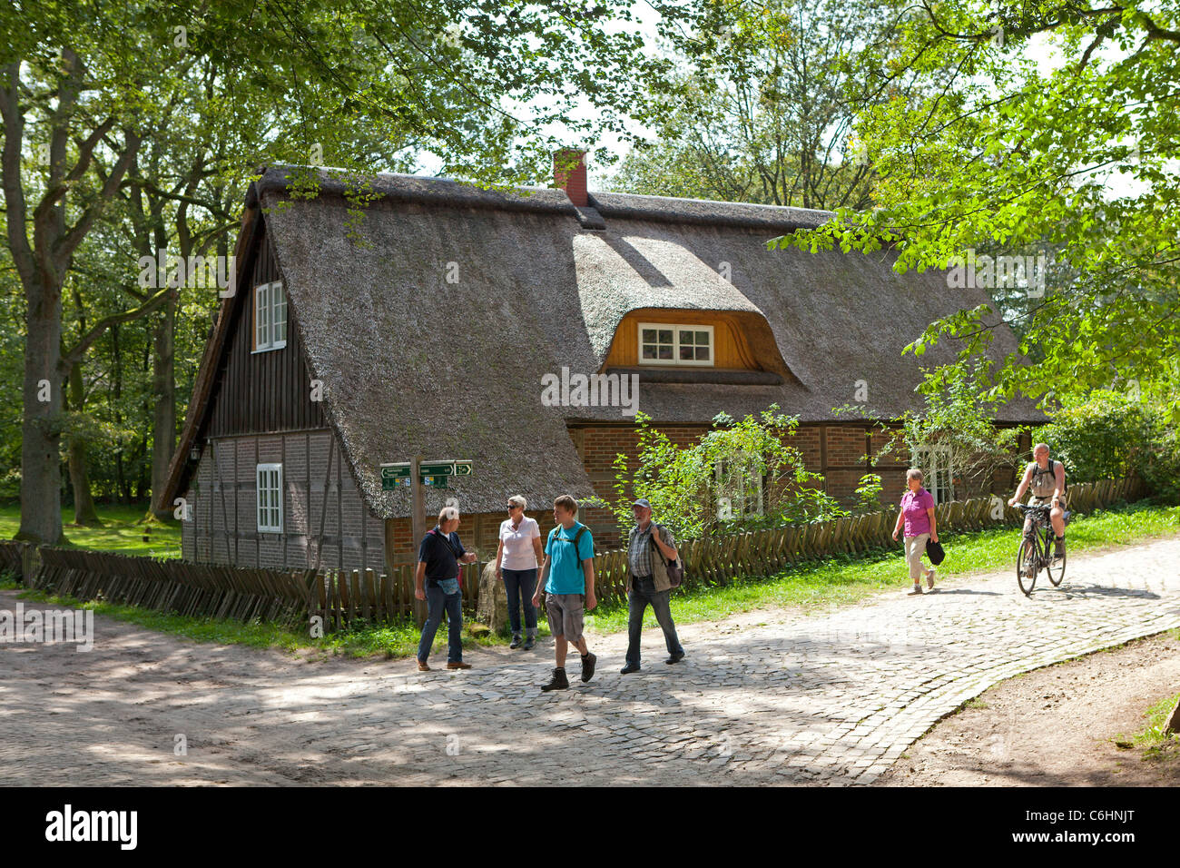 reetgedeckten Haus, Wilsede, Lüneburg Heide, Niedersachsen, Deutschland Stockfoto