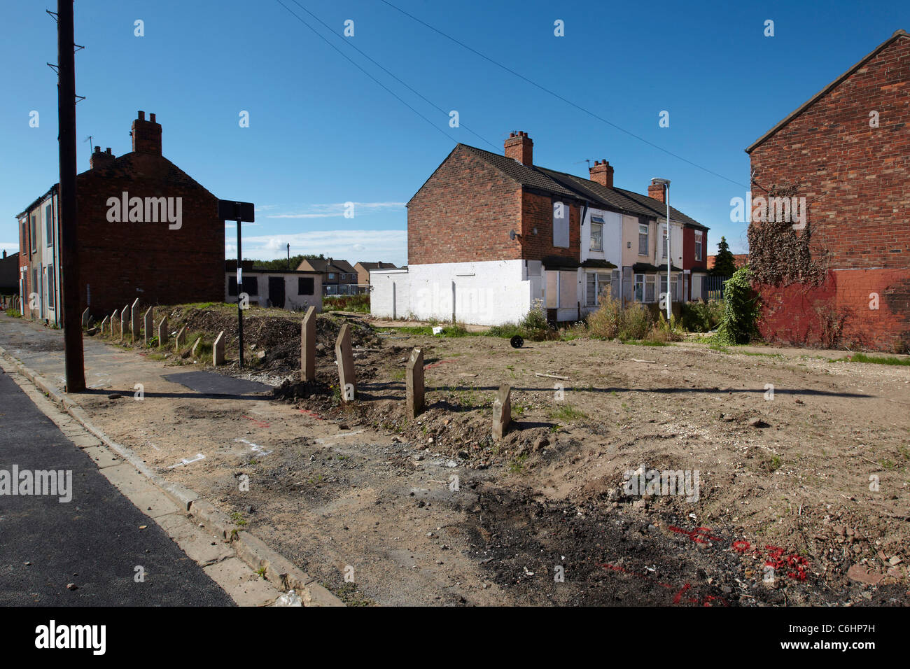 Eine Reihe von leeren verlassenen verlassener Häuser nahe der Waldschnepfe Street, Kingston upon Hull, UK vernagelt Stockfoto