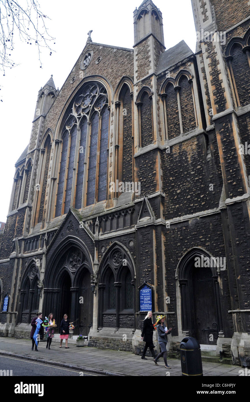 St. Matthews Church Schwangere Deutsche Außenmodell, Claudia Schiffer und ihre Tochter Clementine fahren eine Kirche wo Mädchen Stockfoto