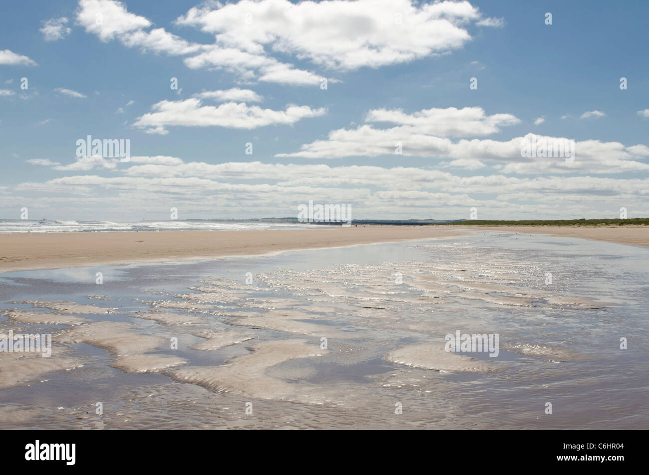 Sand, Meer und Himmel am Strand von St Cyrus Nature Reserve Kincardineshire. Stockfoto