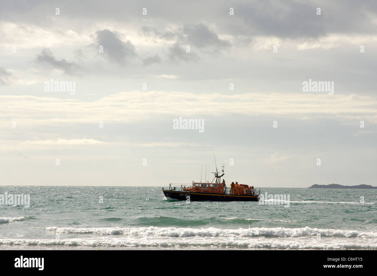 St. Davids Rettungsboot Patrouillen Whitesands Bay in Pembrokeshire, Wales Stockfoto
