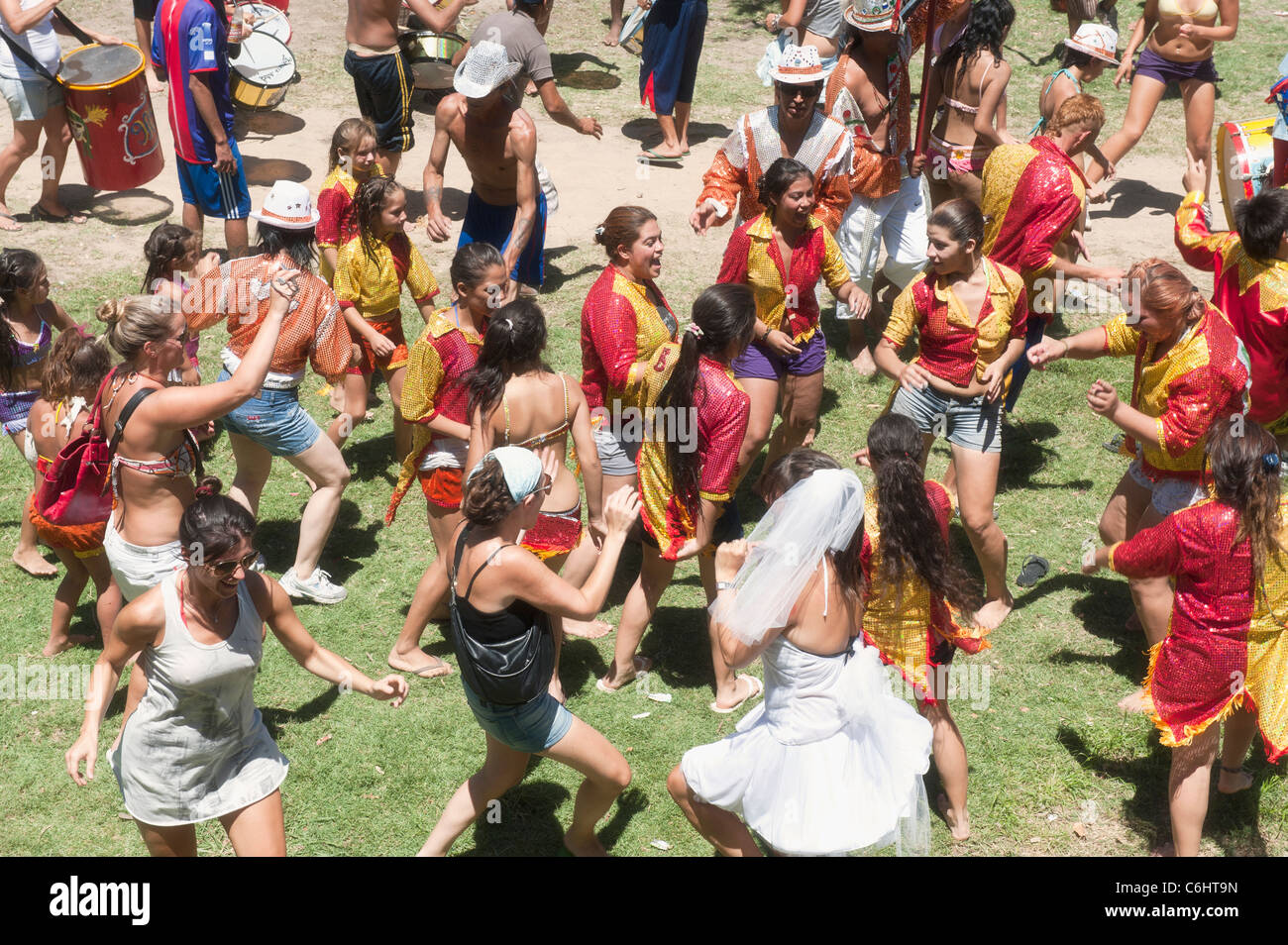 Junge Leute, die Spaß am Strand während des Karnevals Gualeguaychu, Argentinien Stockfoto