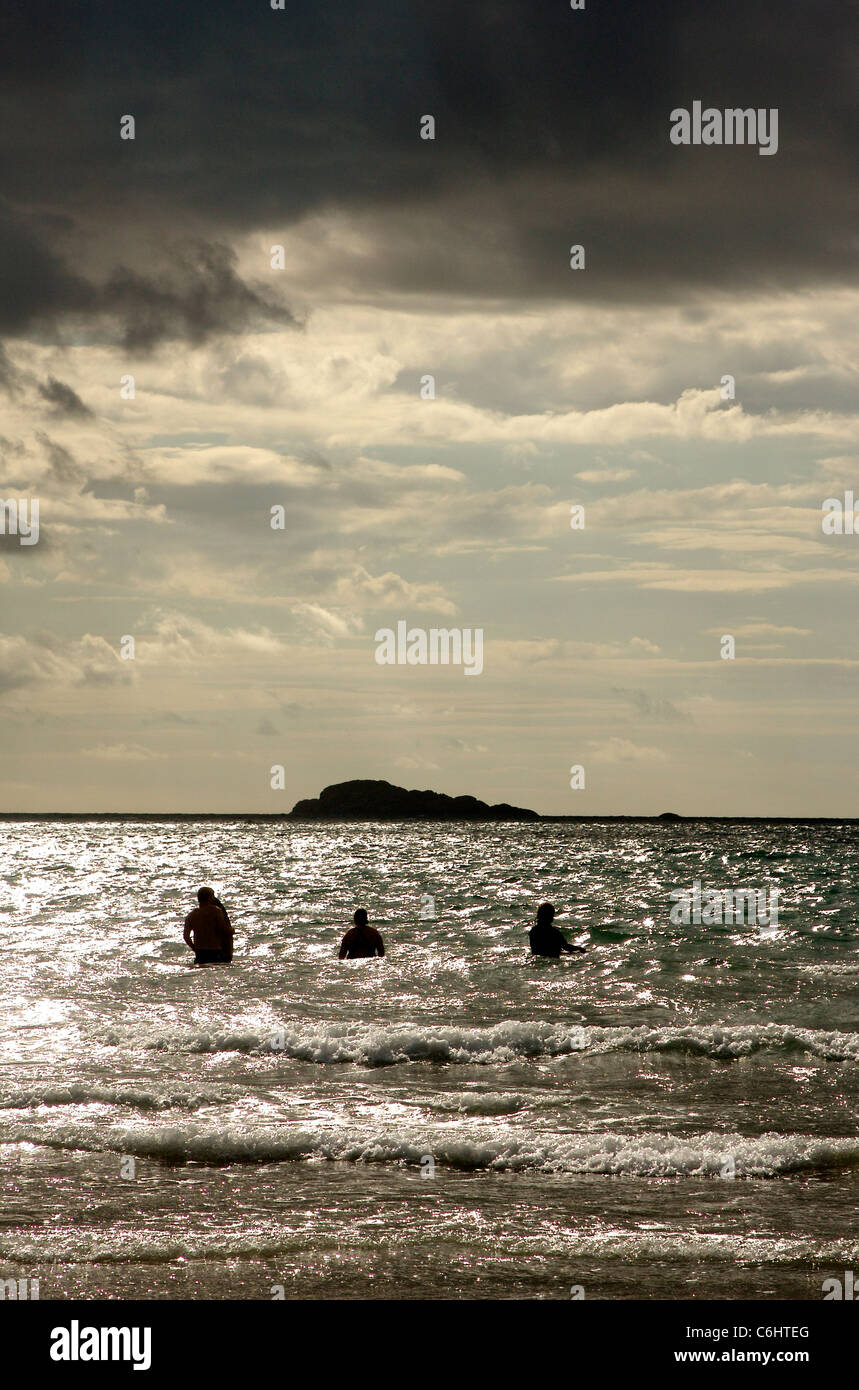 Silhouette eines Menschen im Meer im Whitesands Bay in St. Davids, Wales Stockfoto