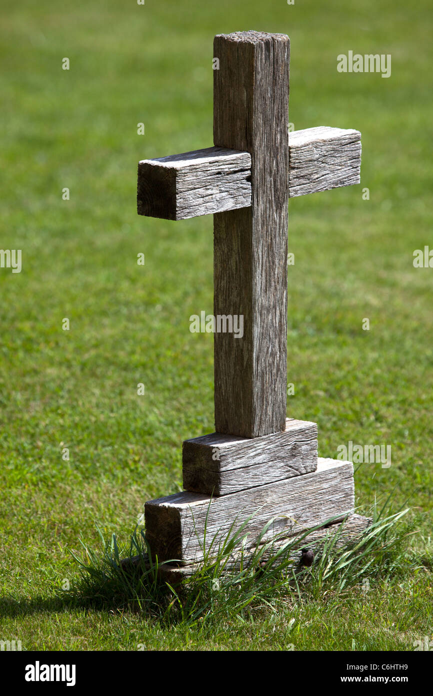 Hölzerne Kreuz Grab Stein im Garten von St. Marys Kirche Steeple Ashton Stockfoto